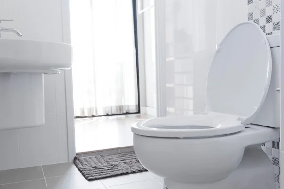 Saubere weiße Toilette in einem Badezimmer.